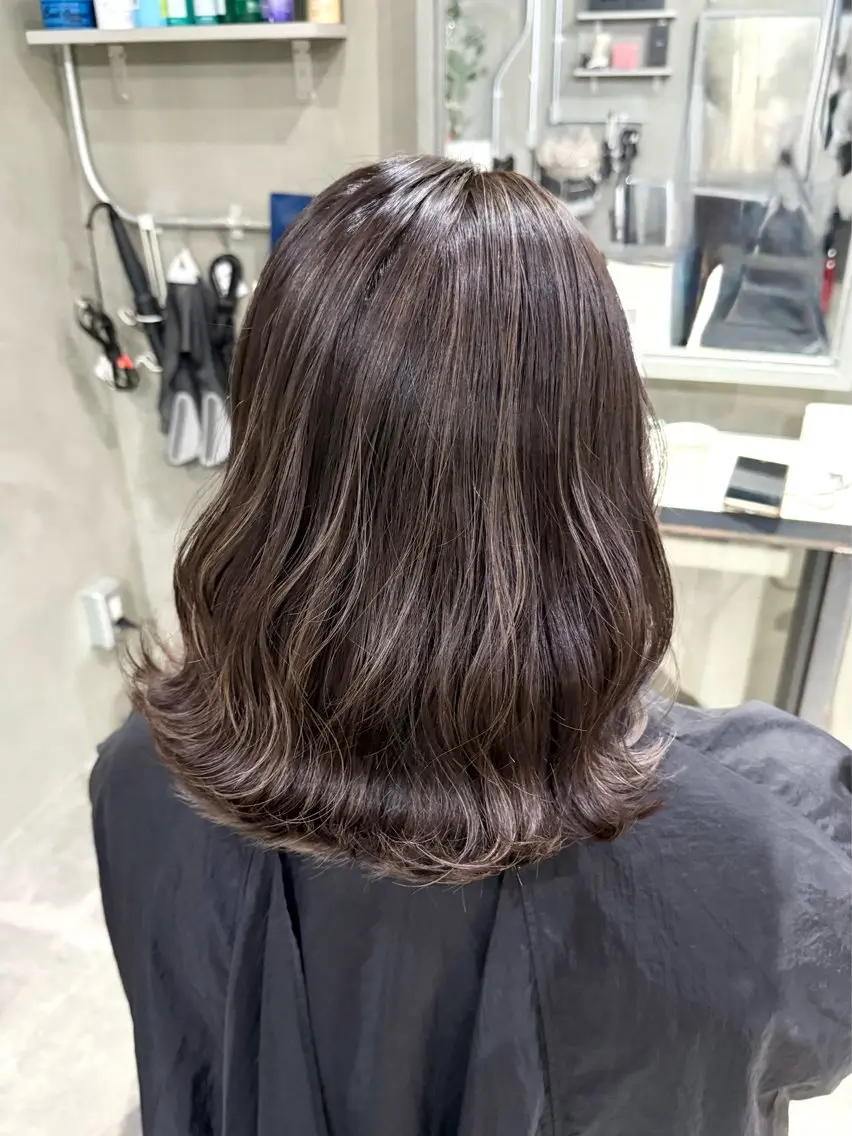 ミディアム ハイライト レイヤーカット カット ヘアカラー トリートメント 佐伯 桃のヘアスタイル