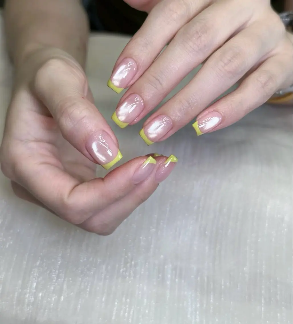 【ハンド】自爪ベース マグネット1色 + 手描きフレンチ / オフ込み    ¥3,980の写真