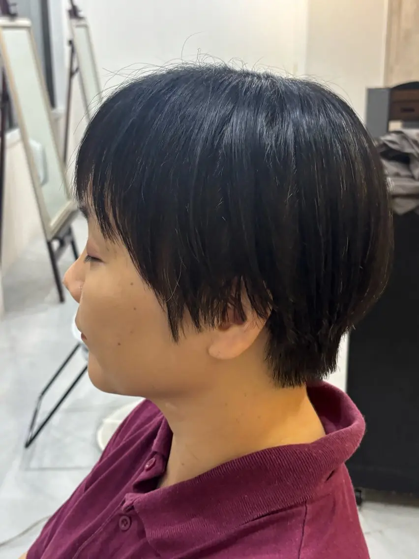 ショート 切りっぱなしボブ 前下がりボブ ボブレイヤー ハンサムショート 丸みショート 越坂部 桃子のヘアスタイル