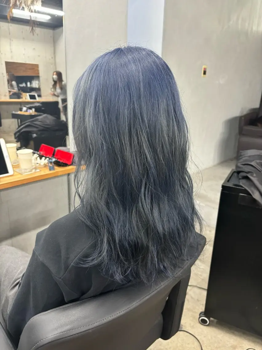 ミディアム カラー mono / Manatoのヘアスタイル