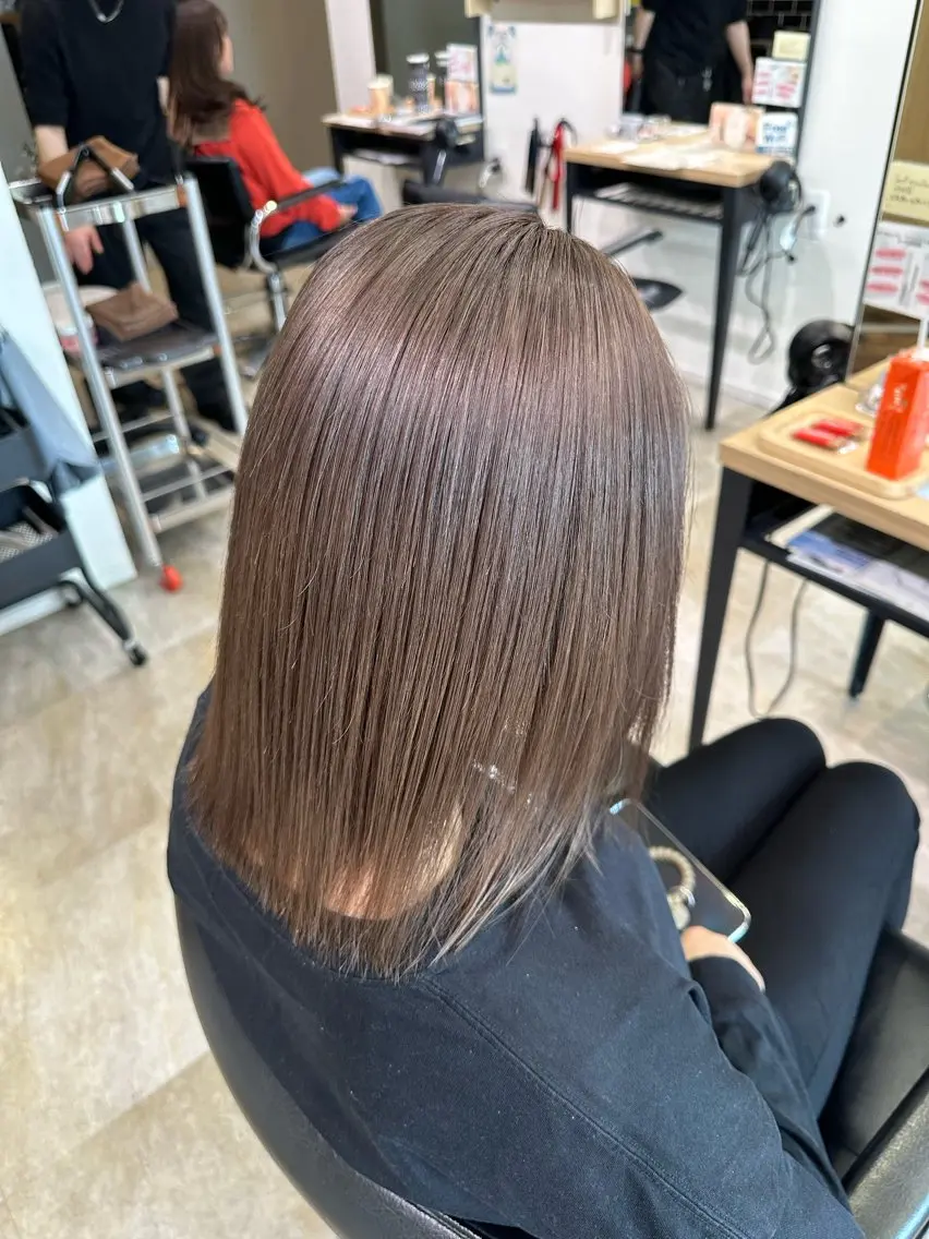 ロング カラー ベージュカラー ブリーチ ミルクティーベージュ 伊藤 旭華のヘアスタイル