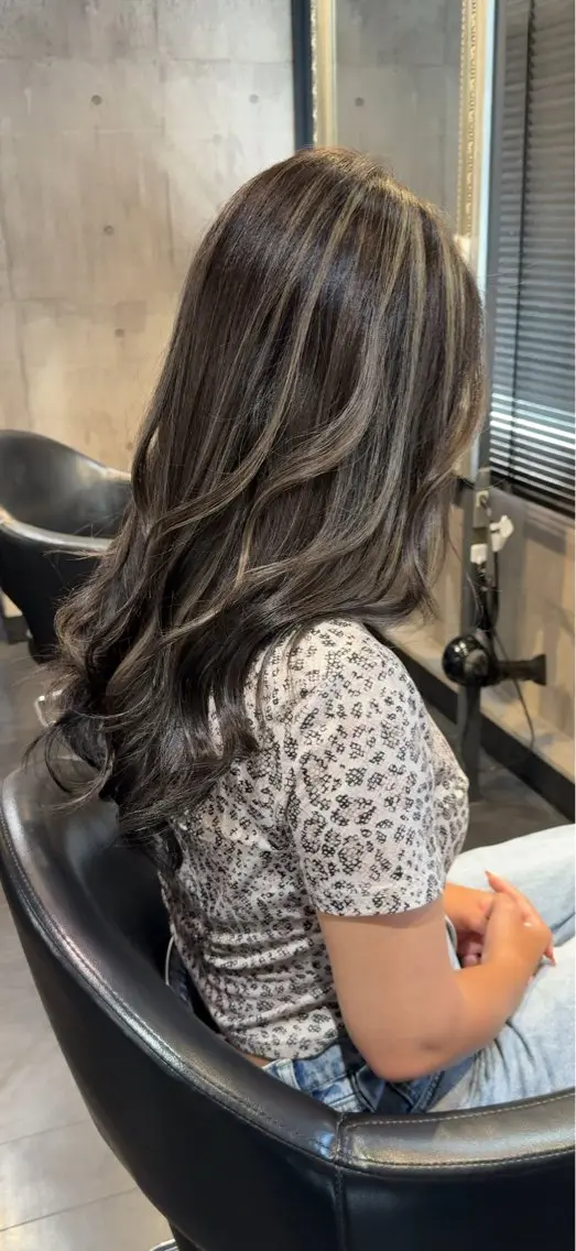 ロング カラー グレージュ ハイライトカラー 3Dハイライト ハイライト ヘアカラー トリートメント デザインカラー⭐️ Yamauchiのヘアスタイル