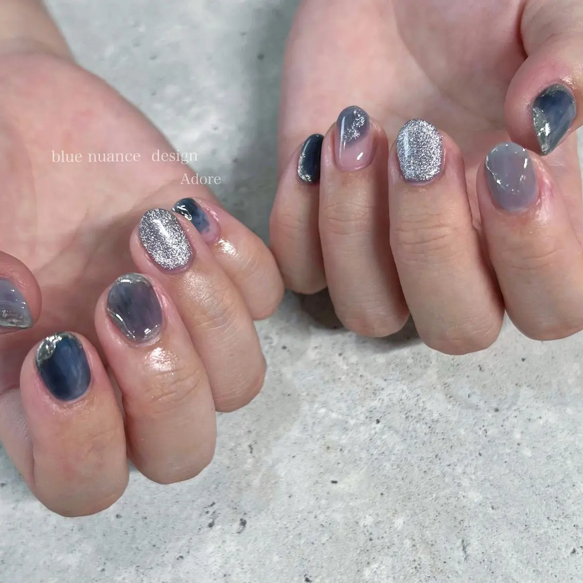ネイル ブルー キラキラネイル マグネットネイル ミラーネイル ニュアンスネイル ハンドネイル Nail Adore.のネイルデザイン