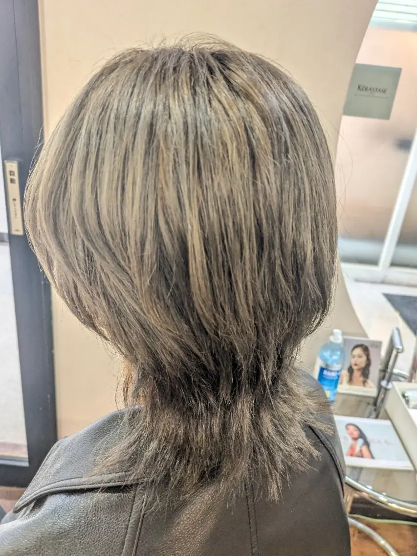 ミディアム カラー グレージュ ウルフカット 種市 心愛のヘアスタイル