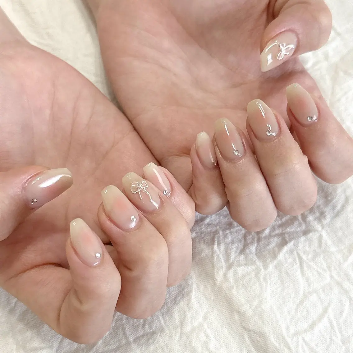 ネイル オーロラネイル リボン シルバー シンプルネイル ハンドネイル peaberry nailのネイルデザイン
