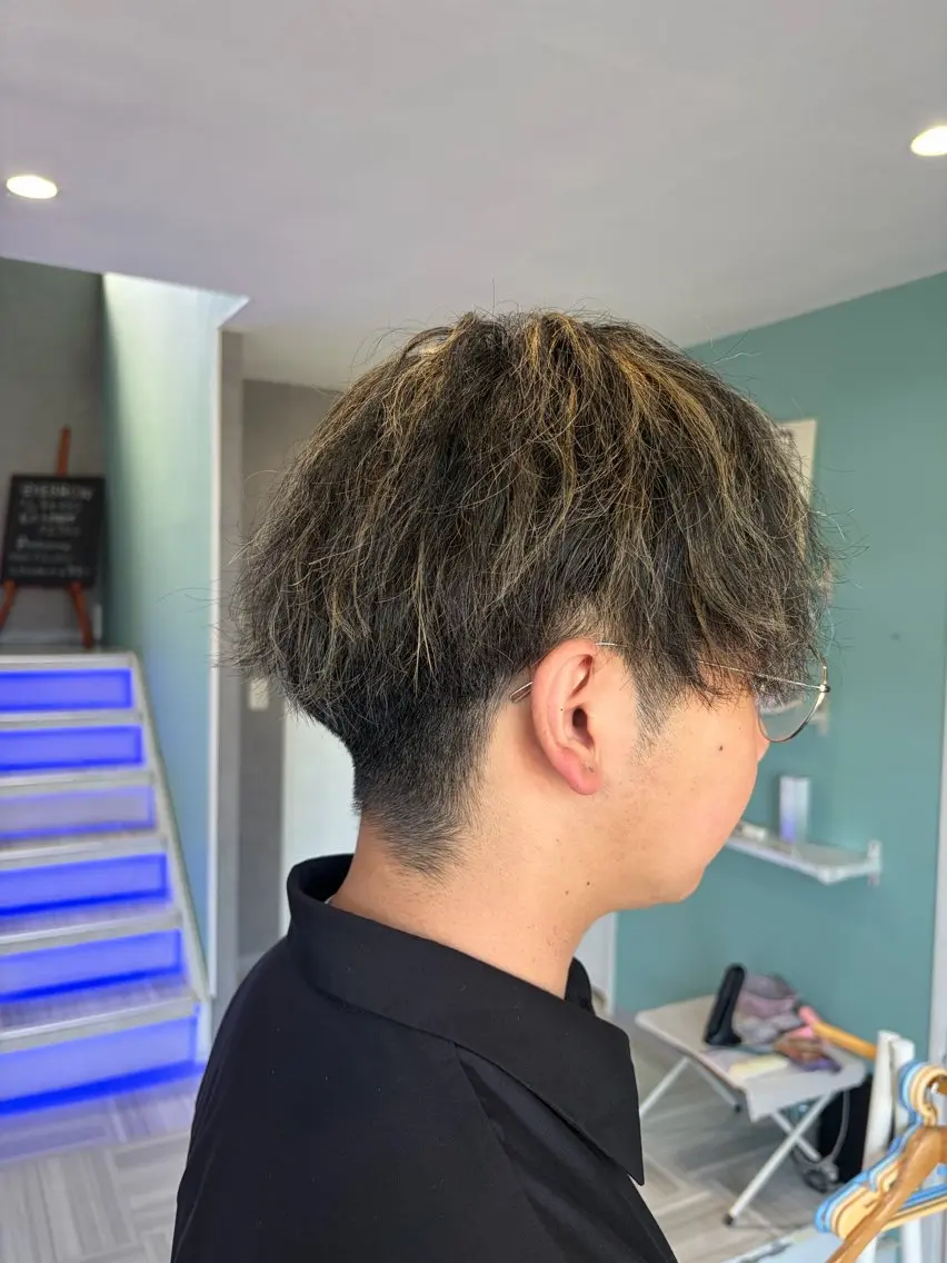 ミディアム メンズ ミディアムパーマ メンズメッシュ メンズパーマ カット ヘアカラー 小林 涼那のヘアスタイル