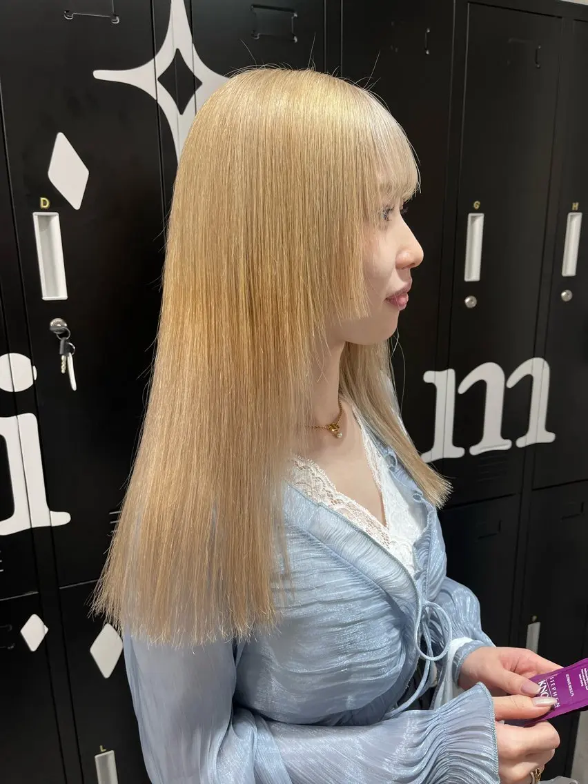セミロング カラー アッシュ アッシュグレー ベージュカラー ブリーチ ブロンド ヘアカラー トリートメント 【きらめき屋さん🎀 ハイトーン大和🎀】のヘアスタイル