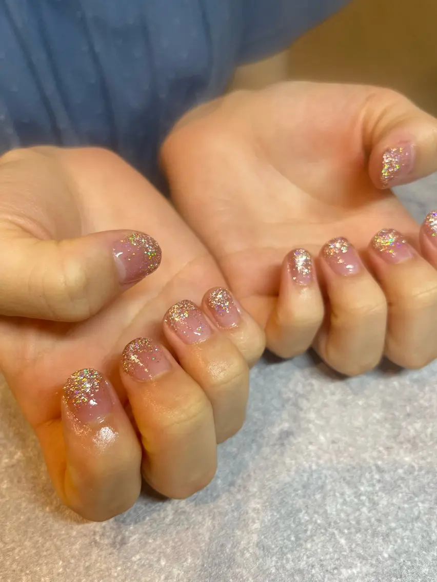 ネイル ラメ(グリッター) ラメグラデーション 𝐊𝐚𝐨𝐫𝐢 𝐑𝐨𝐬𝐞🥀のネイルデザイン