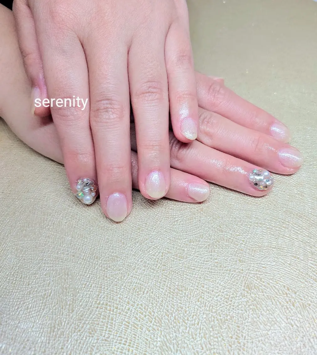 ネイル ゴージャス ラメ(グリッター) ストーンネイル ホワイト nail  serenityのネイルデザイン