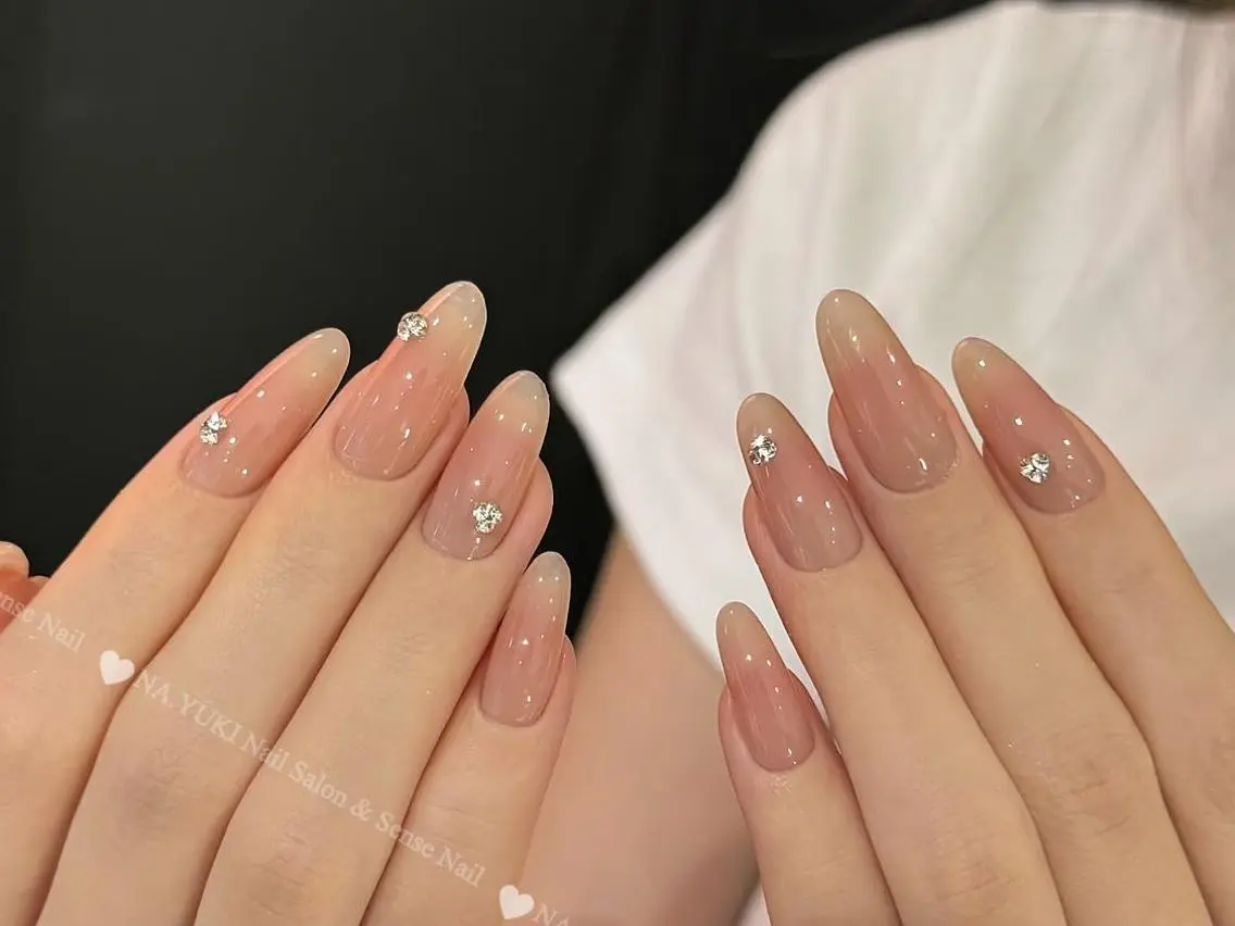 ネイル ミディアムネイル ワンカラーネイル シンプルネイル 春ネイル ストーンネイル 🌷Hana 🌷のネイルデザイン