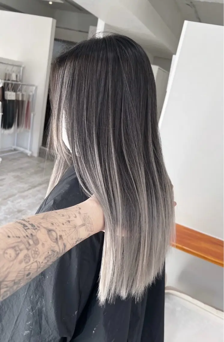 セミロング カラー バレイヤージュ シルバー ホワイトシルバー レイヤーカット 指名数No.1 /NAOYAのヘアスタイル