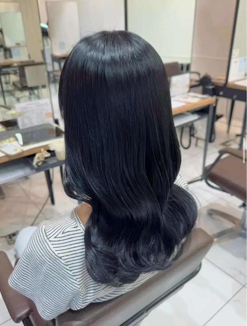 ロング カラー 黒髪 ブルーカラー ブルーブラック ネイビーカラー GRANDEUR natsukiのヘアスタイル