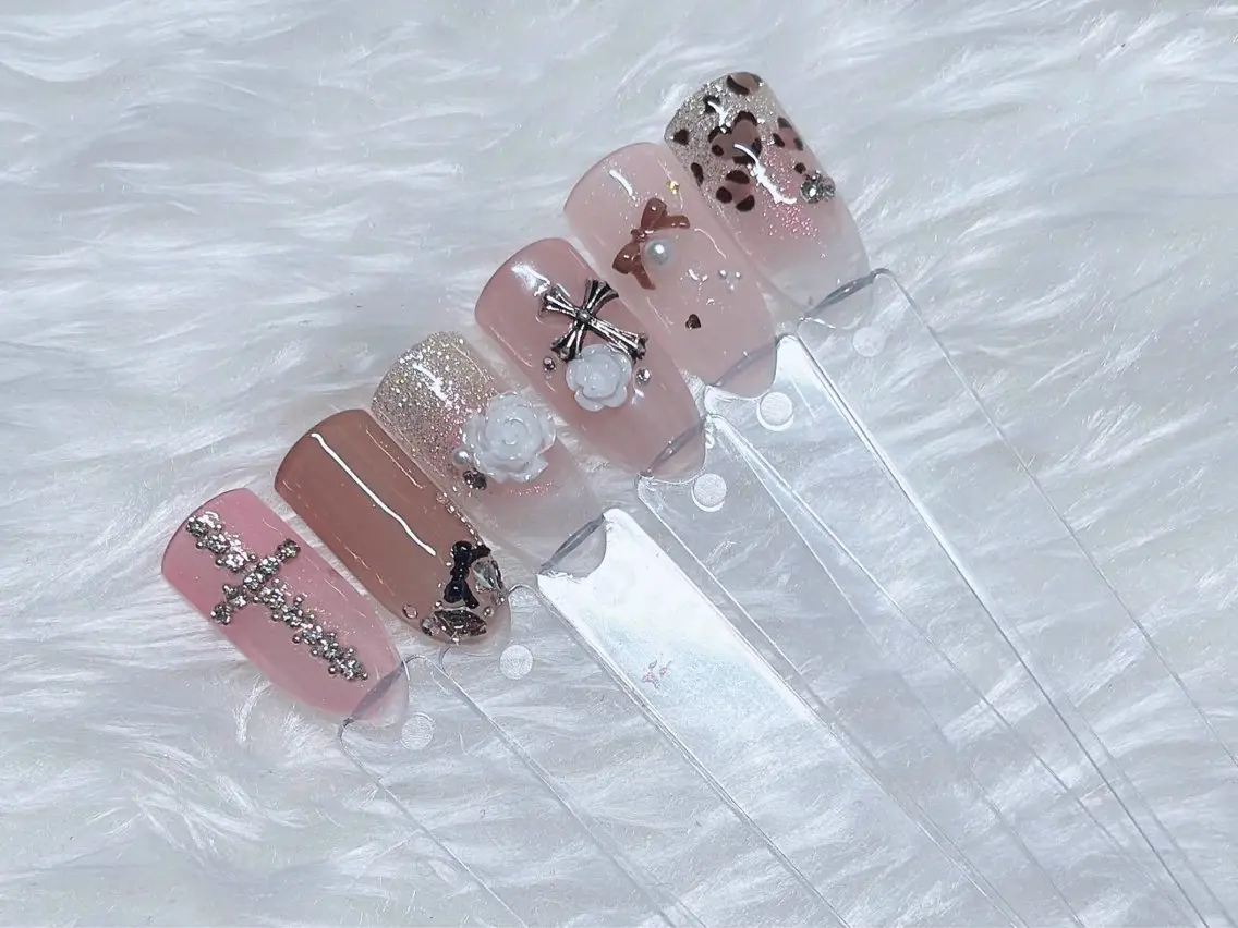 カスタム定額デザイン🩷 ¥6800- (オフ無し)選べる2本アート×ワンカラー✨の写真