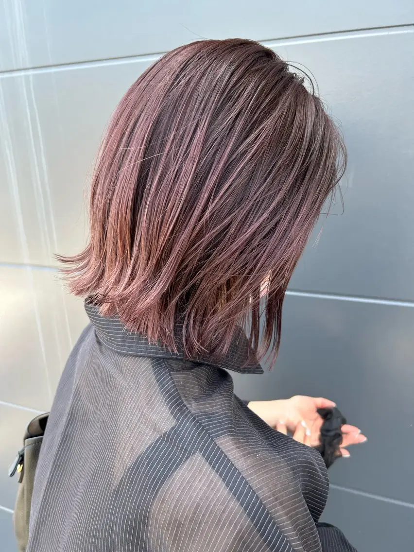 ミディアム カラー 切りっぱなしボブ ブラウンカラー ピンクカラー ピンクブラウン ボブ Emitas.　井上 真奈美のヘアスタイル