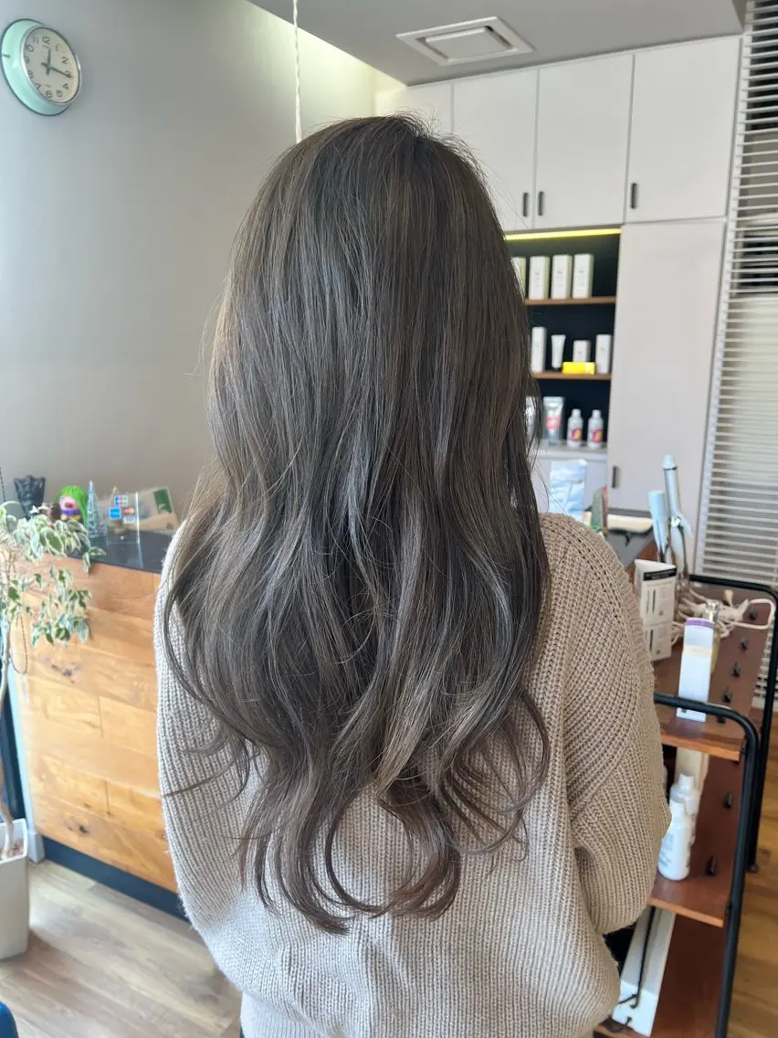 ロング カラー ブリーチ グレージュ ヘアカラー トリートメント ツキダテ ユイのヘアスタイル