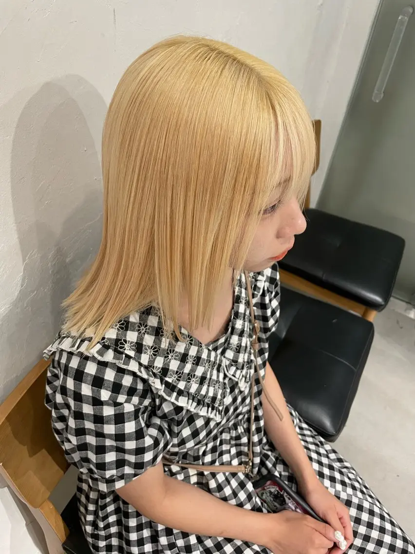 セミロング カラー ブリーチ 抜きっぱなしブロンド ハイトーンカラー スパイラルパーマ 🌐hina⭐️のヘアスタイル
