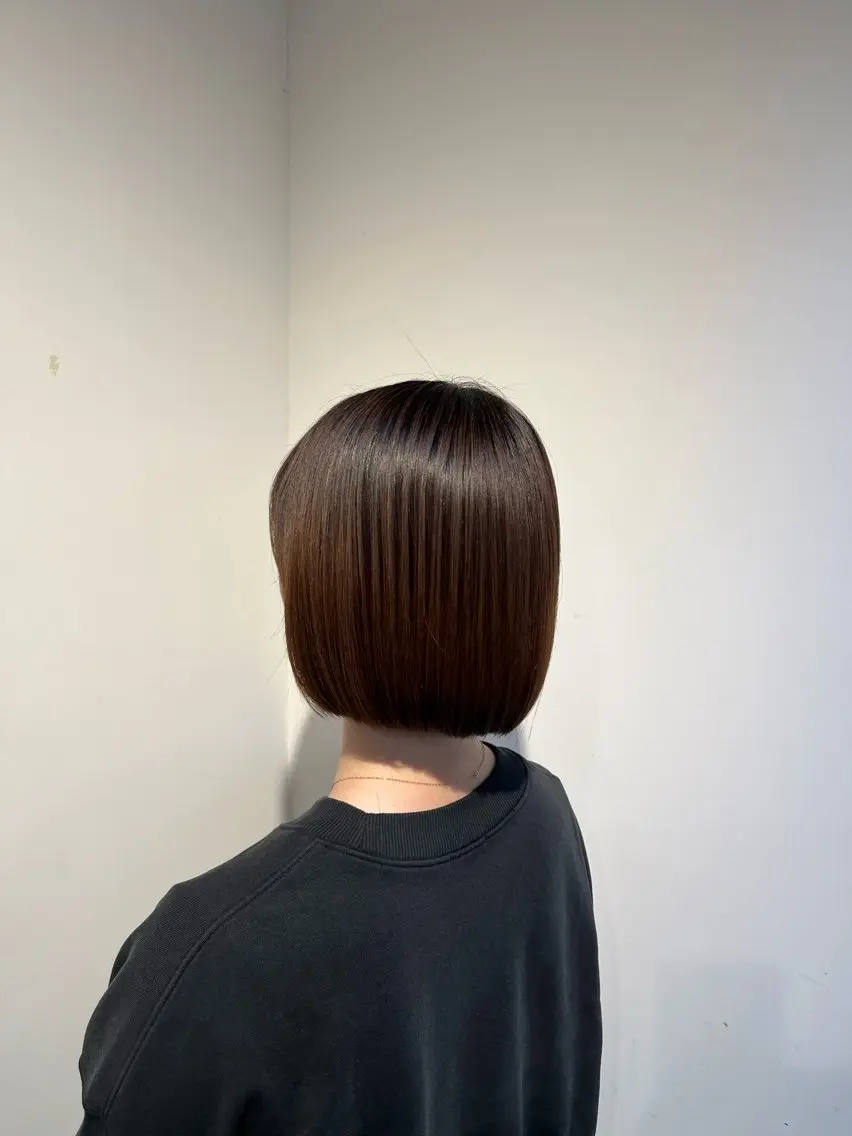 ショート ボブ 顔まわりレイヤー 顔周りカット レイヤーカット 本木下朋花/髪質 改善×ダブルカラーのヘアスタイル