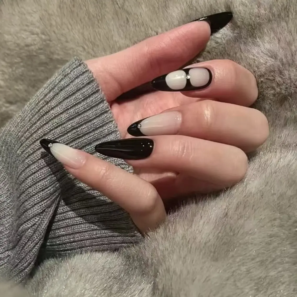 ネイル チークネイル フレンチネイル ジェルネイル ガーリー キラキラネイル ハンドネイル UM Nail Salonのネイルデザイン