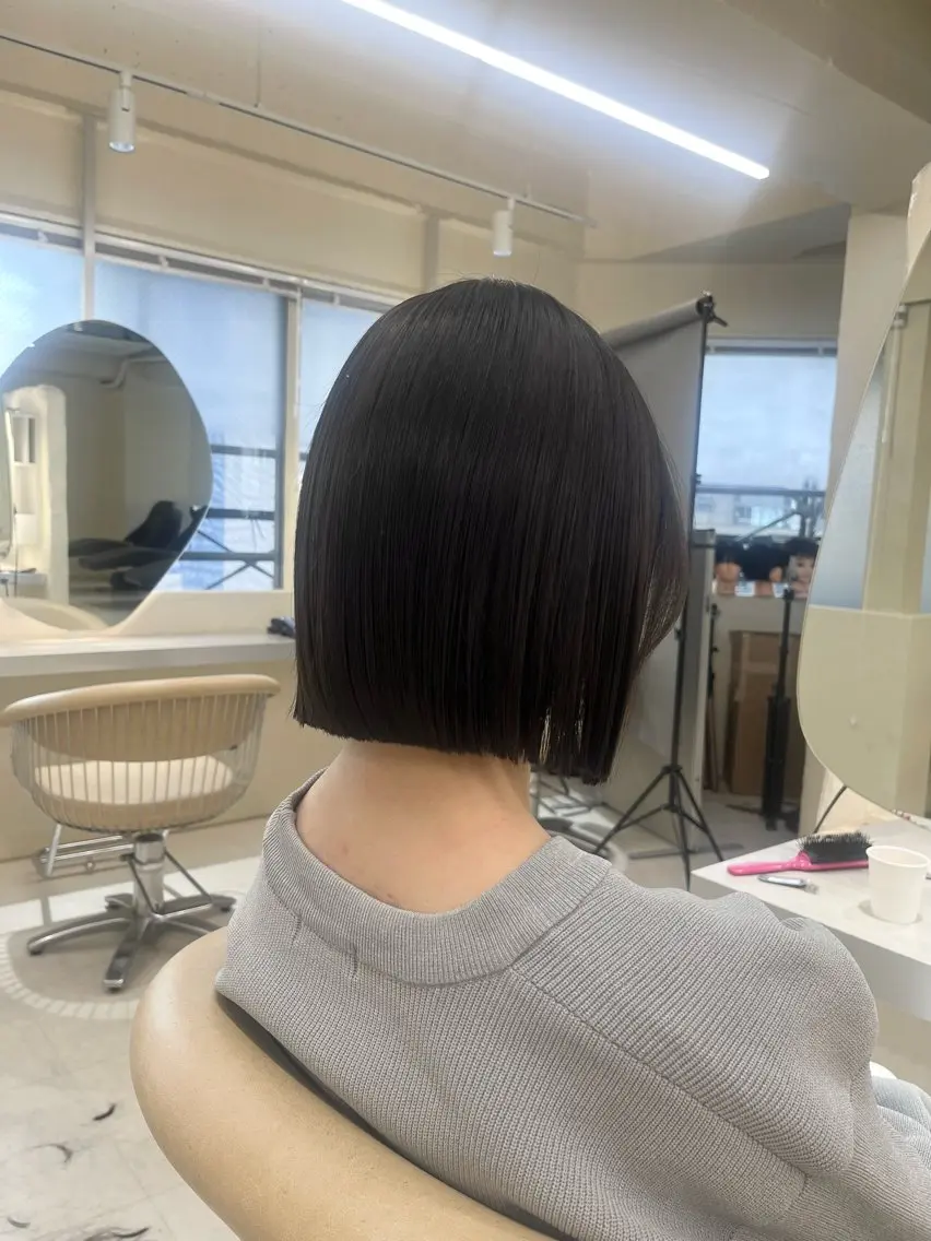 ミディアム 切りっぱなしボブ/ 艶カラー/綾莉のヘアスタイル