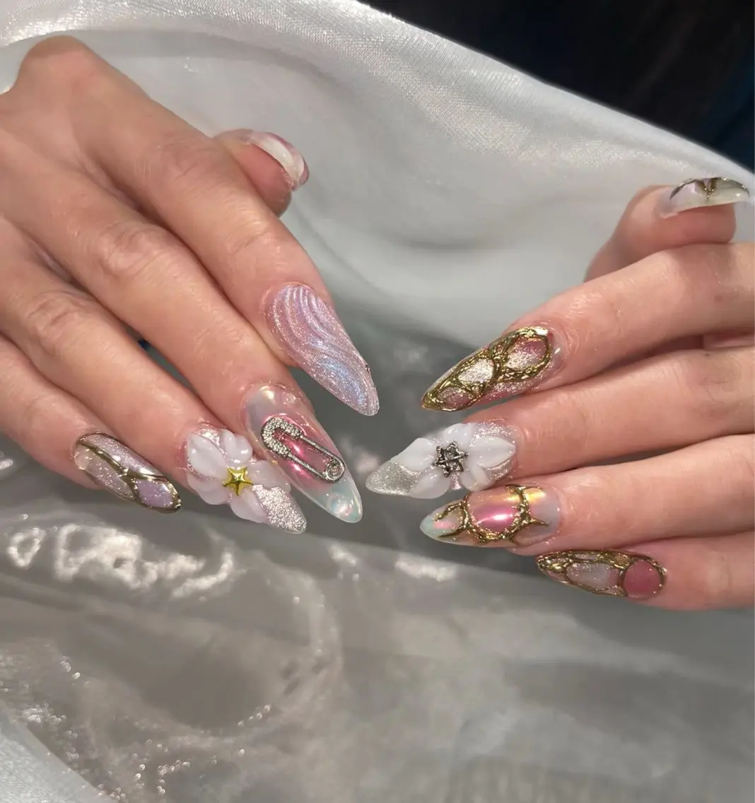 ネイル オーロラネイル ブラウン フラッシュネイル フラワーネイル ホログラムネイル ハンドネイル Amee Nail Salonのネイルデザイン