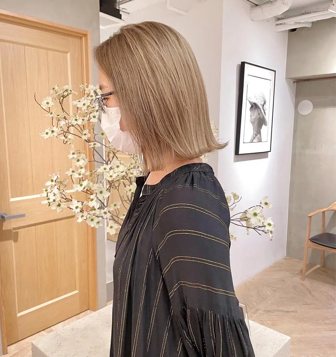 ミディアム カラー 切りっぱなしボブ ベージュカラー ブリーチ ブロンド ケアブリーチ ヘアカラー トリートメント ボブ/縮毛矯正 🌟梅田盛一🌟のヘアスタイル