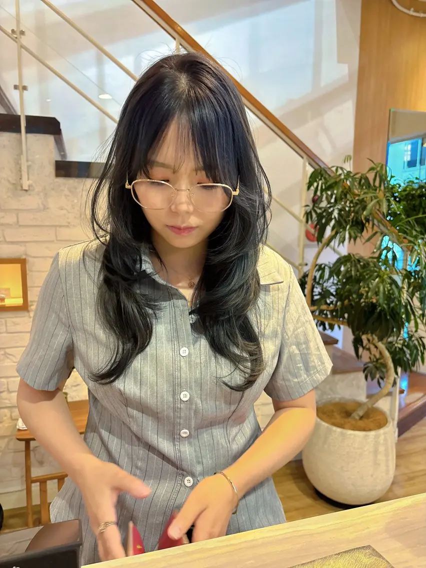 ロング カラー 黒髪 ブルーカラー ブルーブラック レイヤーカット カット ヘアカラー トリートメント レイヤーカット /髪質改善/千葉怜寿のヘアスタイル