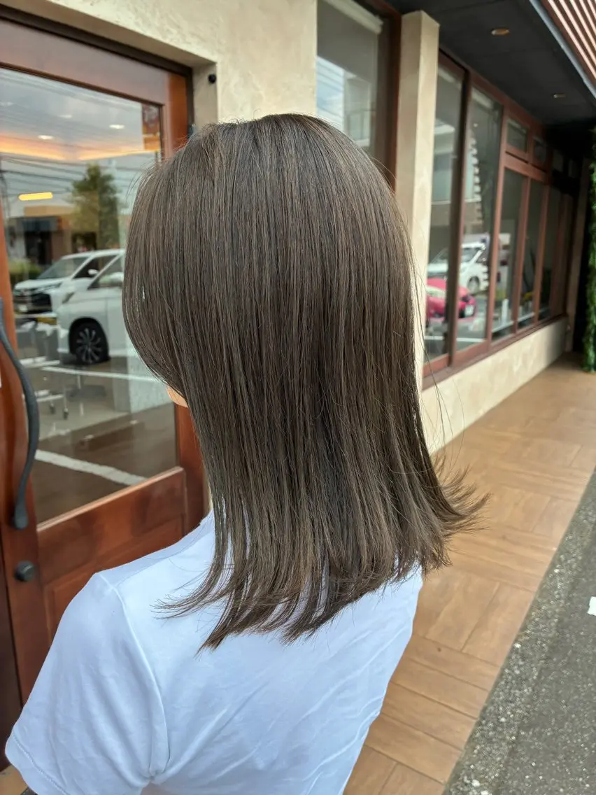ミディアム カラー ベージュカラー オリーブベージュ カット ヘアカラー トリートメント カワシマ セイカのヘアスタイル