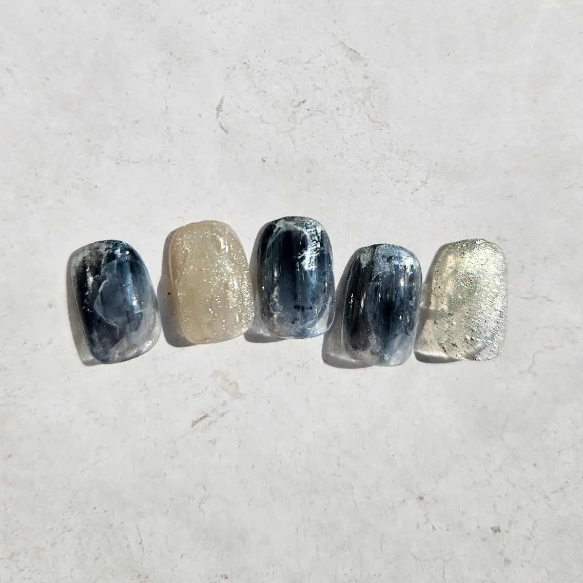 ネイル ジェルネイル 氷ネイル・うるうるネイル マグネットネイル ネイビー ニュアンスネイル ハンドネイル Nailsalon manoのネイルデザイン