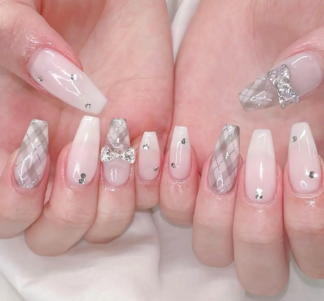 ネイル グラデーション キラキラネイル ワンカラーネイル 冬ネイル Jenn Nail Salonのネイルデザイン