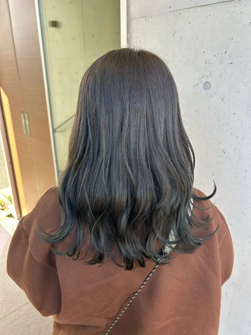 セミロング カラー 丸山 莉世のヘアスタイル