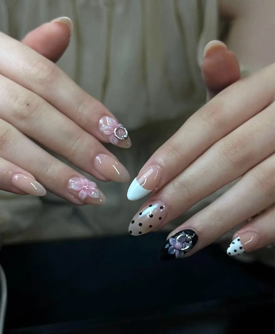 ネイル ドット フラワーネイル 持ち込み ニュアンスネイル シンプルネイル Iconic Nailのネイルデザイン