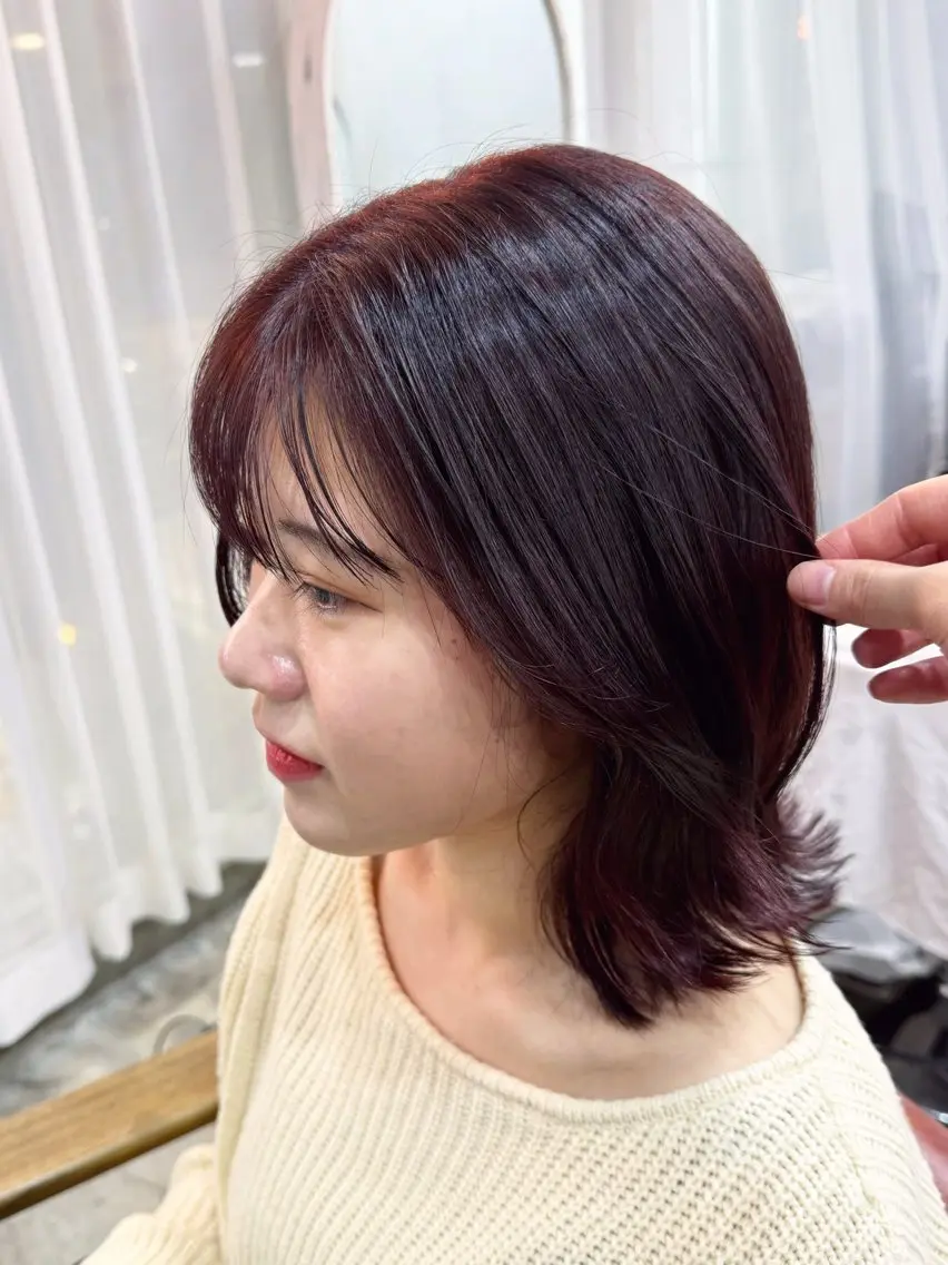ミディアム カラー ブリーチ ボルドーカラー ブラウンカラー ラベンダーカラー ピンクカラー ヘアカラー トリートメント 三條 朋香のヘアスタイル