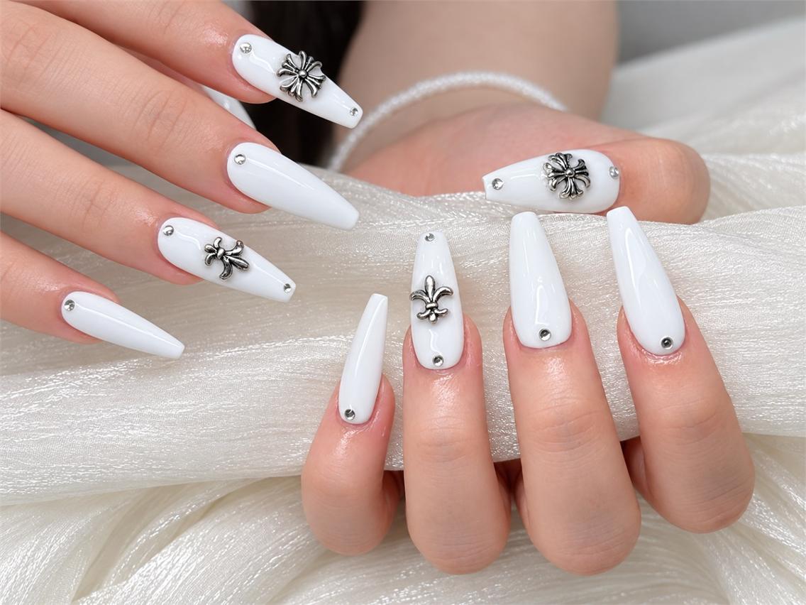 ネイル ロングネイル シルバー ホワイト NAILS 168 大塚のネイルデザイン