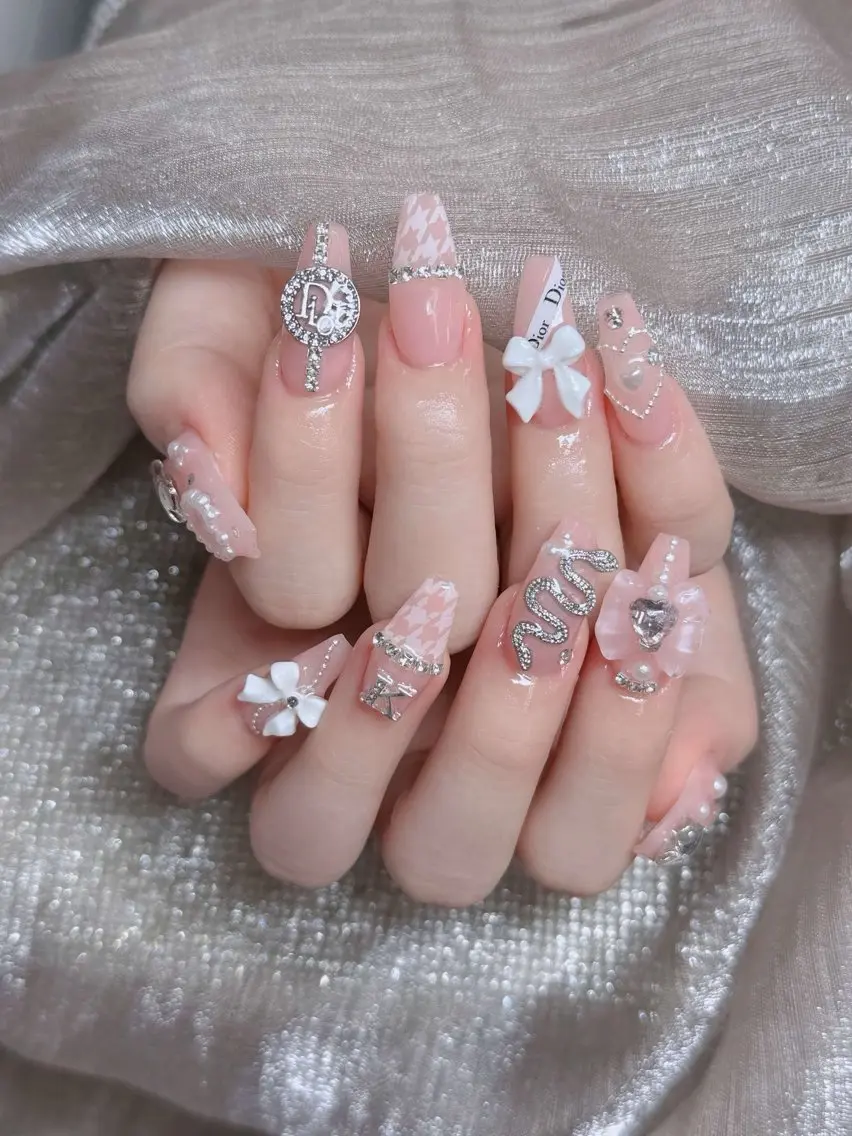 ネイル フレンチネイル ジェルネイル ガラスフレンチ ハロウィン ハート H.baby Nail Salonのネイルデザイン