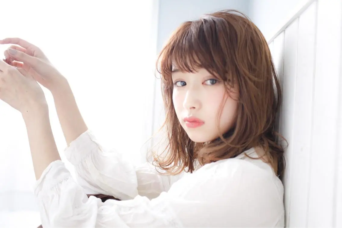 ミディアム カラー パーマ ヘアアレンジ メンズ キッズ ネイル マツエク・マツパ レイヤーカット／ 巻ける縮毛矯正のヘアスタイル
