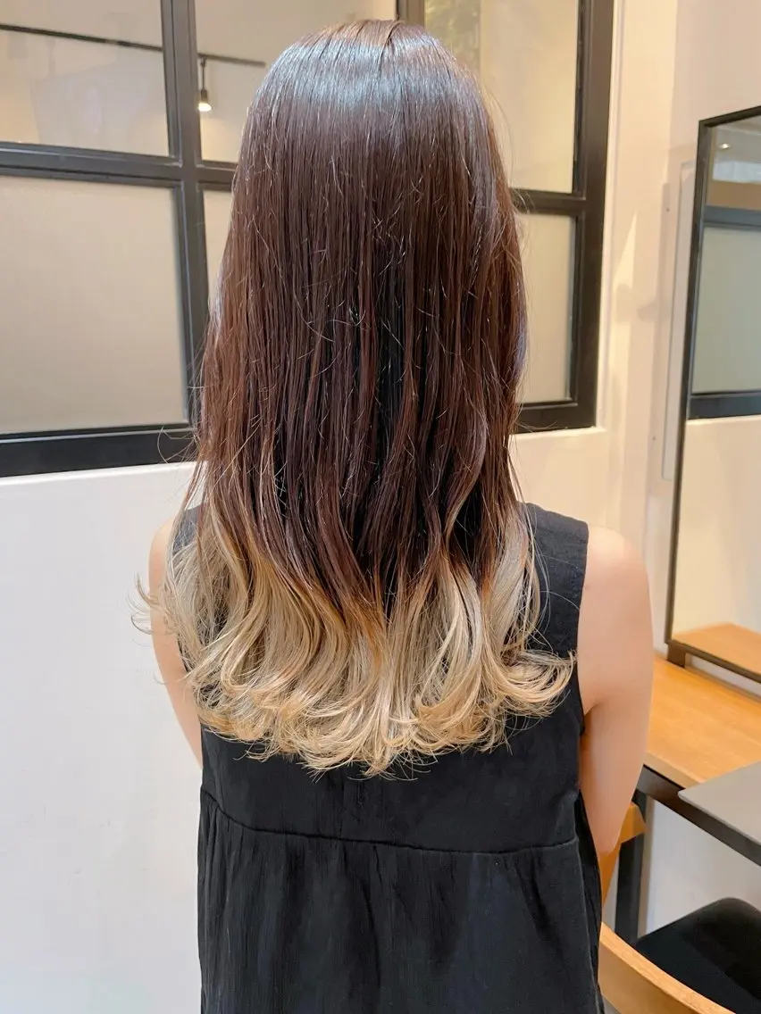 ロング カラー ベージュカラー デザインカラー グラデーションカラー ハイトーンカラー ミルクティーベージュ カット ヘアカラー トリートメント ハイトーン/カラー/ 用賀/稲若健太郎のヘアスタイル