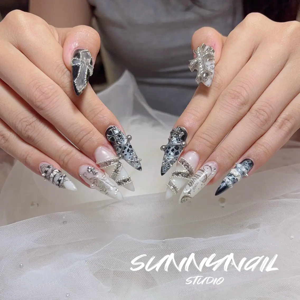 ネイル 長さ出し 韓国ネイル ロングネイル シルバー ホワイト ハンドネイル ハンドケア sunnynail 小桃のネイルデザイン