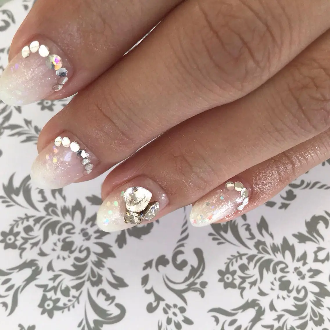 ショート ミディアム セミロング ネイル マツエク・マツパ ストーンネイル Lino Nail sekitomiのネイルデザイン