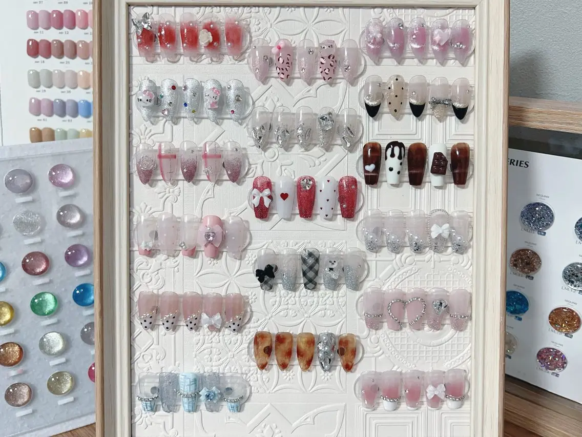 【ジェルオフ無料】💗大人気定額ワンホンネイル💅★色味の変更やパーツの配置替えももちろんOK!の写真