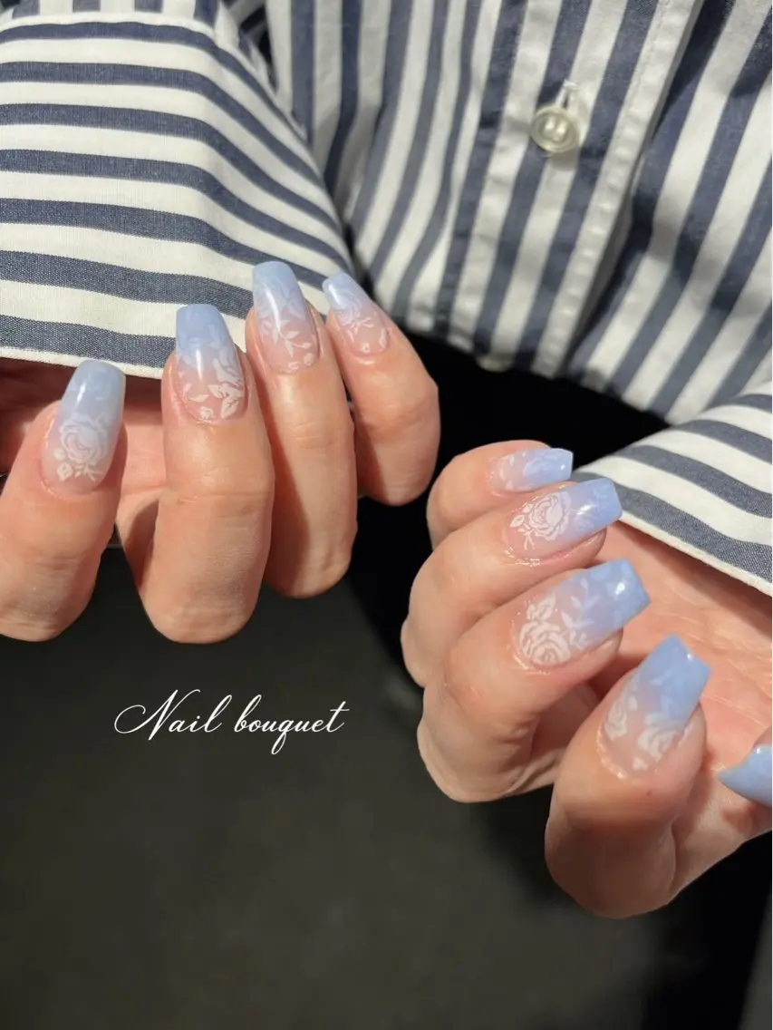 ネイル カジュアル ドット フラワーネイル フレンチネイル キラキラネイル ハンドネイル Nail bouquetのネイルデザイン