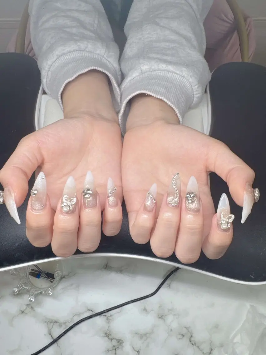ネイル 長さ出し グラデーション 卒業式 キラキラネイル マグネットネイル Lee Nailsのネイルデザイン