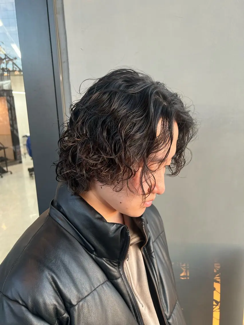 パーマ メンズ カット パーマ トリートメント ダブルカラー寒色系 ボリューム改善ハヤトのヘアスタイル