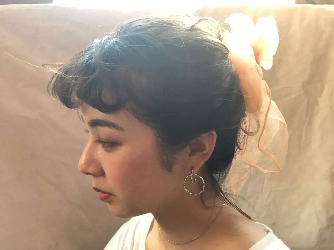 セミロング ヘアアレンジ 大人girly🛋️ 🤍yukakoのヘアスタイル