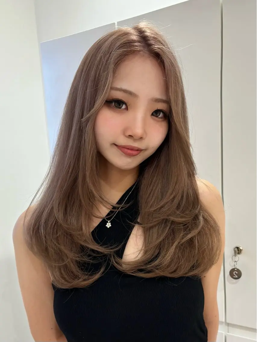 ロング 顔まわりレイヤー 顔周りカット ハイレイヤー レイヤーカット ローレイヤー ヘアカラー トリートメント MOMOHA/ 🍑レイヤーカットのヘアスタイル