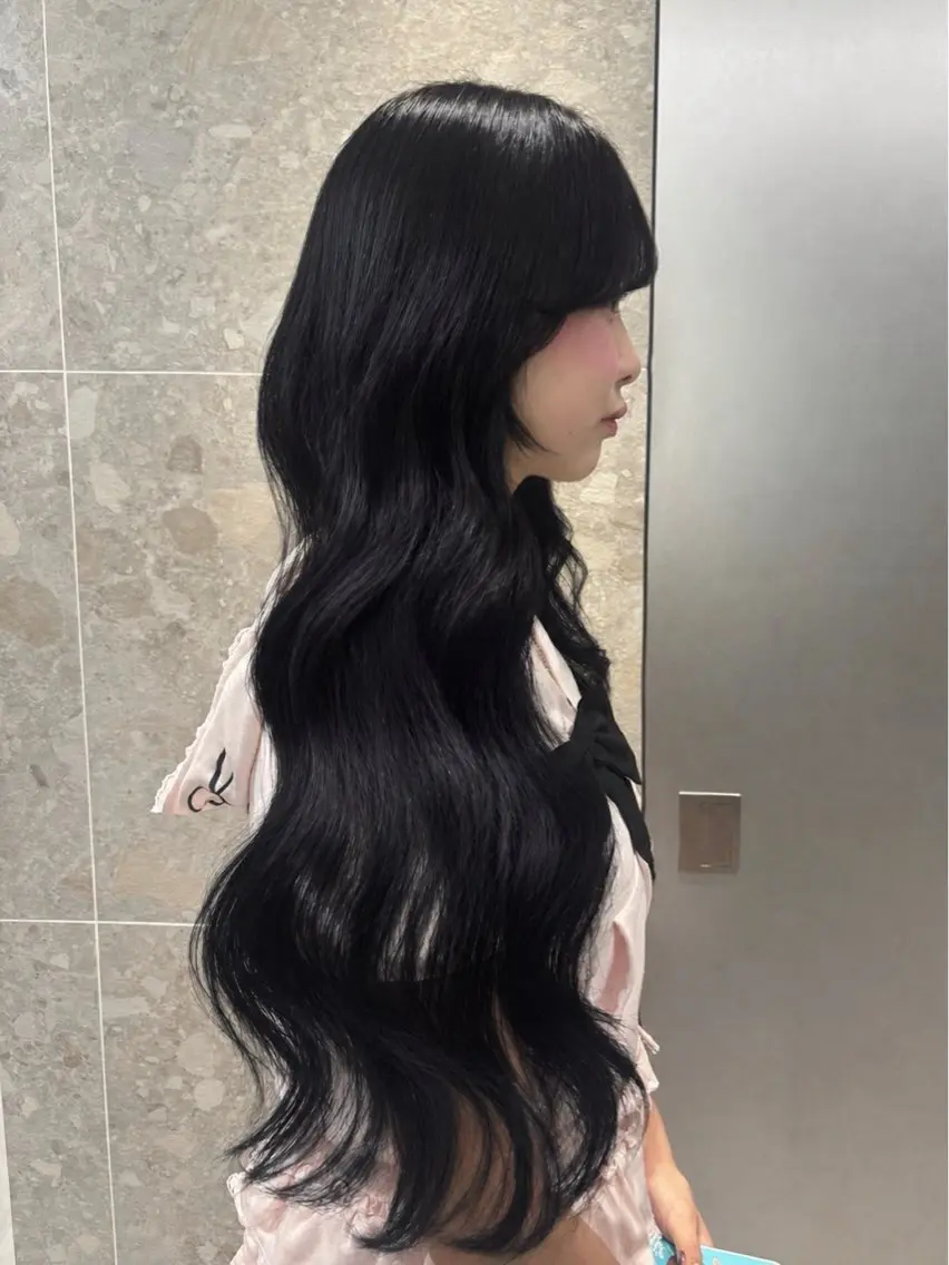 ロング カラー 黒髪 ブルーカラー ブルーブラック miku♡/艶カラー /レイヤー/半個室のヘアスタイル