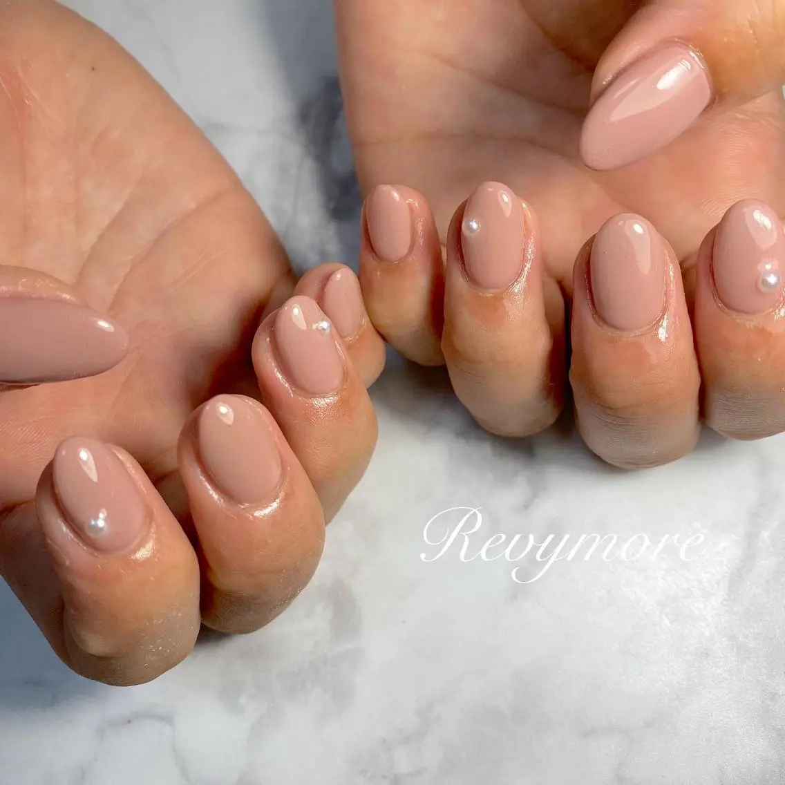 ミディアム ネイル 韓国風ヘア ジェルネイル キラキラネイル 韓国ネイル ニュアンスネイル nail salon Revymoreのネイルデザイン