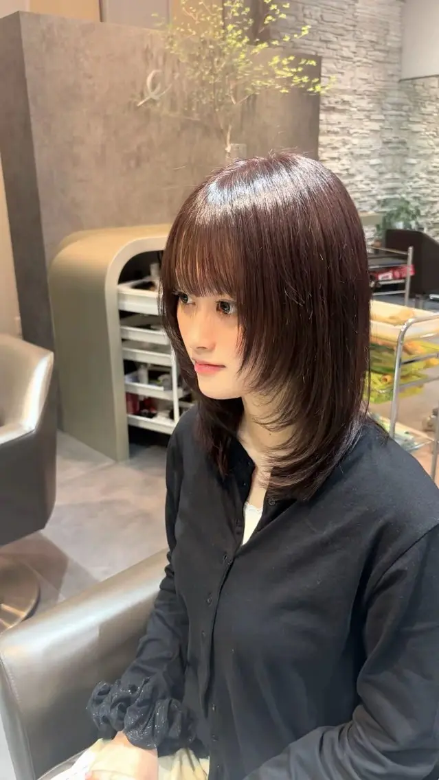 ミディアム カラー くびれヘア レイヤーカット 湊 芹奈のヘアスタイル