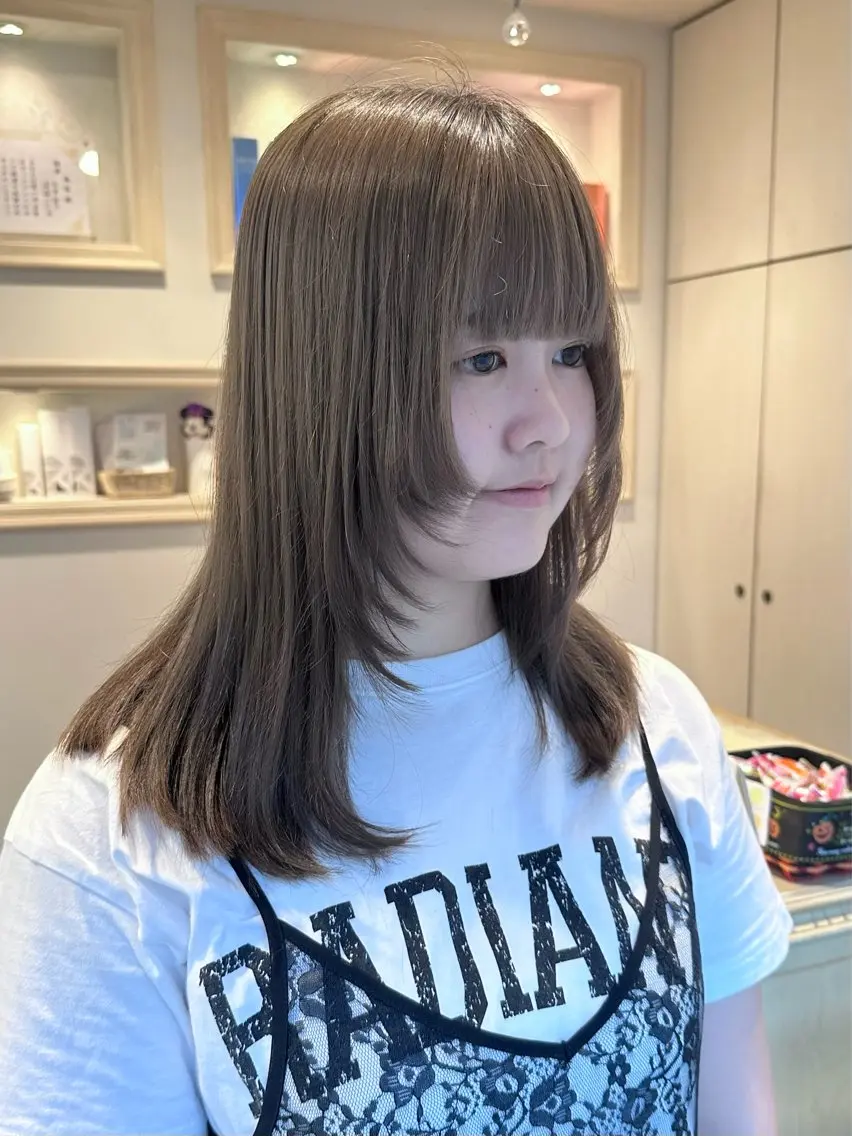 セミロング 顔まわりレイヤー 顔周りカット ハイレイヤー レイヤーカット 韓国ヘア/レイヤー 顔周りカット/ユキナのヘアスタイル