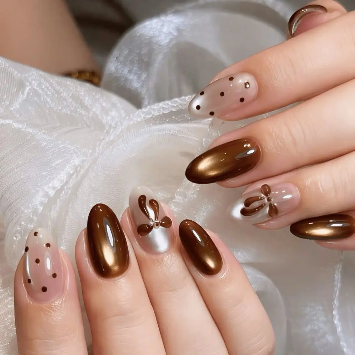 ネイル ブラウン ドット ジェルネイル 韓国ネイル ミラーネイル ハンドネイル Umee Nailのネイルデザイン