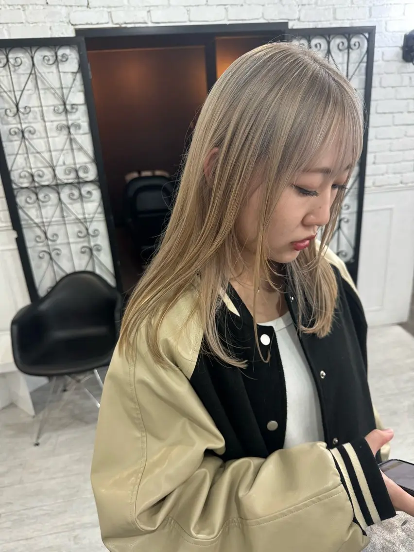 セミロング カラー バレイヤージュ ミストバング ベージュカラー ブリーチ 抜きっぱなしブロンド 札幌ブリーチカラー/ ダブルカラー/ドイのヘアスタイル